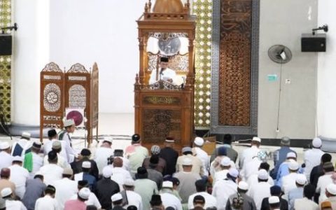 Wabup Murung Raya Jadi Khotib Salat Iduladha di Masjid Agung