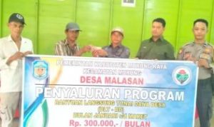 Pemdes Malasan Salurkan BLT Dana Desa Tahap I dan II kepada Warga Miskin