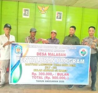 Pemdes Malasan Salurkan BLT Dana Desa Tahap I dan II kepada Warga Miskin