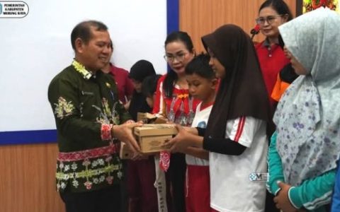 Pemkab Murung Raya Salurkan 230 Pasang Sepatu untuk Siswa, Tingkatkan Semangat Belajar