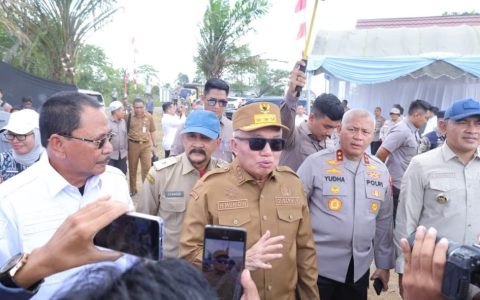 Gubernur Muhidin Salurkan Alsintan untuk Petani Jagung Tanah Laut