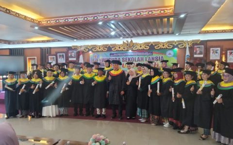 Bupati Heriyus Wisuda Sekolah Lansia Gita Uluh Itah, Belajar Tak Mengenal Usia