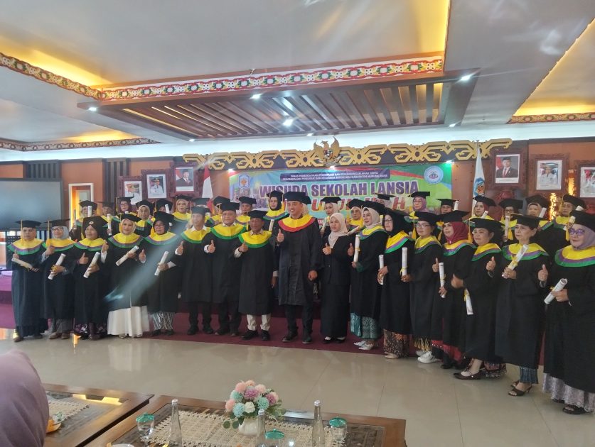 Bupati Heriyus Wisuda Sekolah Lansia Gita Uluh Itah, Belajar Tak Mengenal Usia
