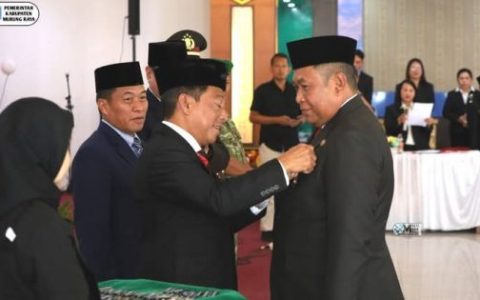 Bupati Murung Raya Serahkan Satyalancana Karya Satya kepada 27 ASN