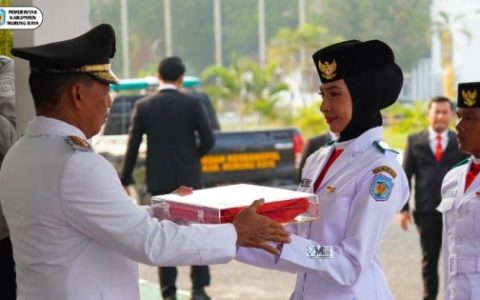 Bupati Heriyus Serahkan Bendera Merah Putih kepada Paskibraka untuk Dikibarkan pada HUT ke-81 RI