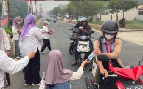 Perempuan Bangsa Kalteng Bagikan 1.000 Masker dan Air Mineral di Tengah Kabut Asap