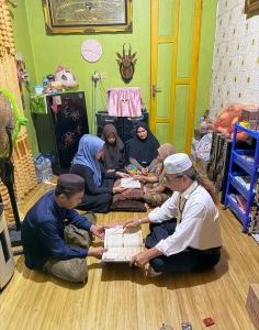 Tak Kenal Lelah Pasutri Ini Menjemput Amal Jariyah