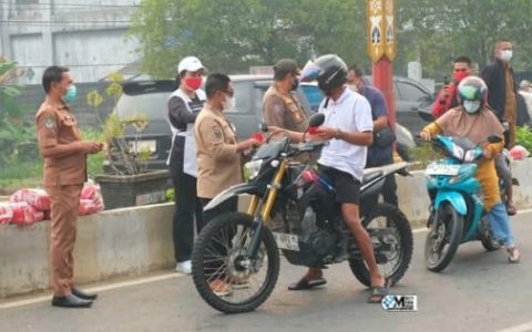 Bupati Heriyus Bagikan Masker kepada Warga di Tengah Kabut Asap
