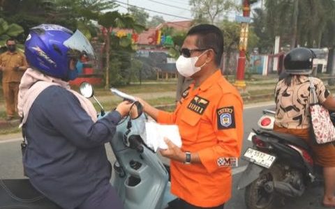 Bupati Heriyus Bagikan 5.000 Masker kepada Warga di Tengah Kabut Asap