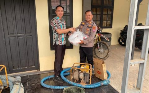 Perkuat Penanganan Karhutla, Polres Bartim Serahkan Alat Pemadam