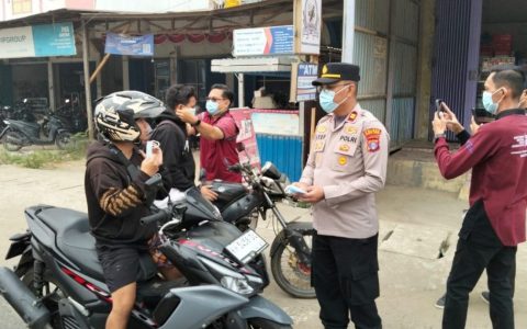 Jaga Kesehatan Warga, Polsek Dusteng Bagikan Masker Gratis