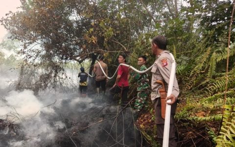 Polri, TNI dan MPA Tangani Karhutla di Wuran, Bara Masih Ditemukan