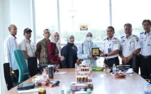 Saat Ratusan Angkutan Barang Melintas Setiap Hari