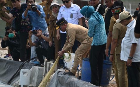 Gubernur Agustiar Sabran Tinjau Tambak Udang Vaname di Sukamara